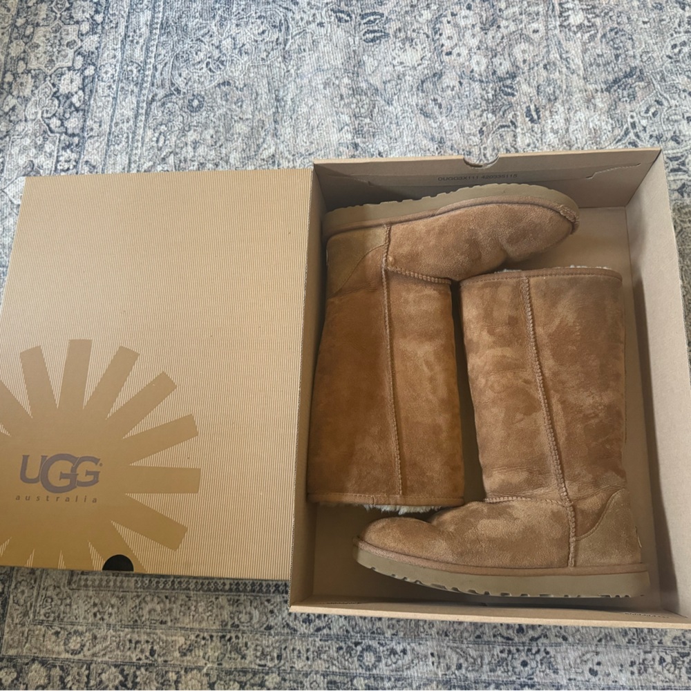 UGGs W Classic Tall Size 7, Tan